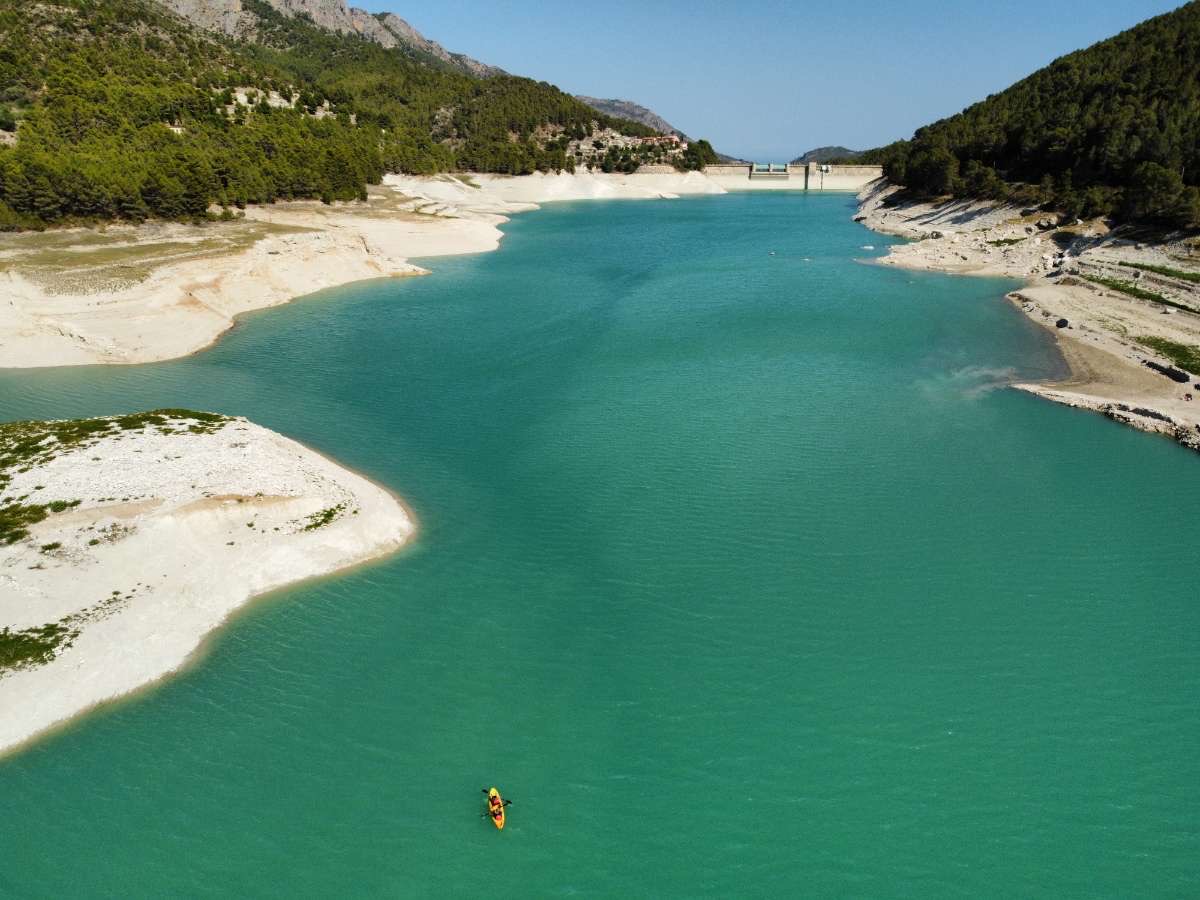 lac de guadalest en espagne